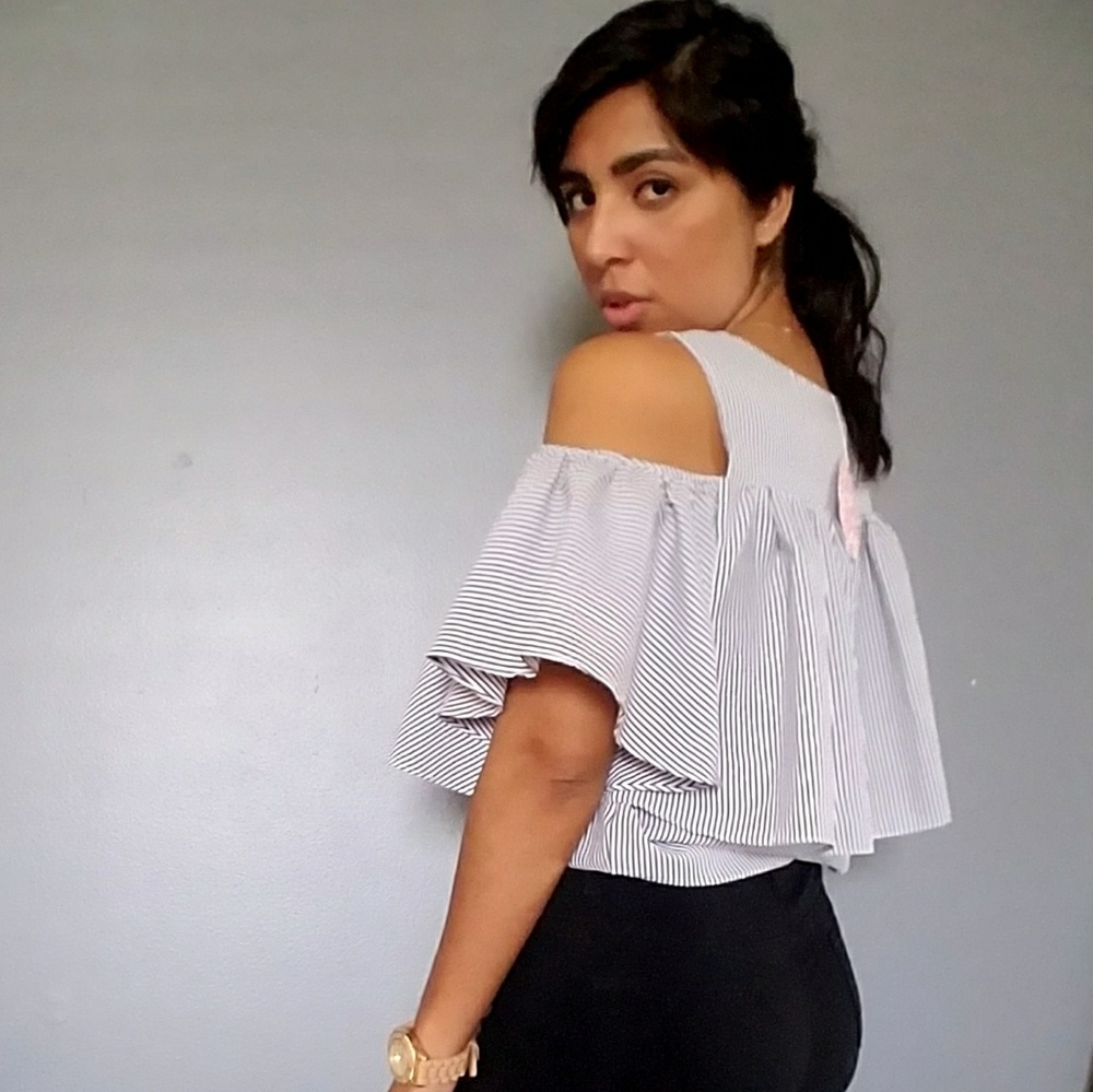 BLACK WHITE COLD SHOULDER RUFFLE TOP - Picture 2 of 7